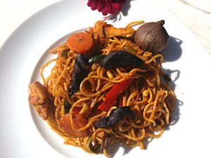 Asiatische Nudeln mit huhn und black garlic
