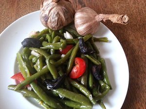 Bohnensalat mit black garlic